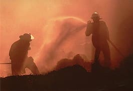 Zwei unserer Kameraden beim Kampf gegen die Flammen auf einem Bauernhof in Lisdorf 28.09.2002. Klick für mehr Infos (Erwin und Hans Ternig)