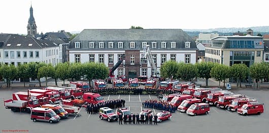 Gruppenfoto der Feuerwehr Saarlouis zum 200-jährigen Jubiläum auf dem Großen Markt