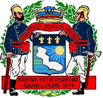 Feuerwehrmänner der Feuerwehr Saarlouis mit Axt, die das Wappen der Stadt Saarlouis tragen.