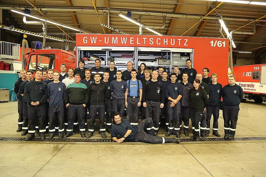 Mitglieder des ABC-Zuges aufgestellt vor dem GW-G