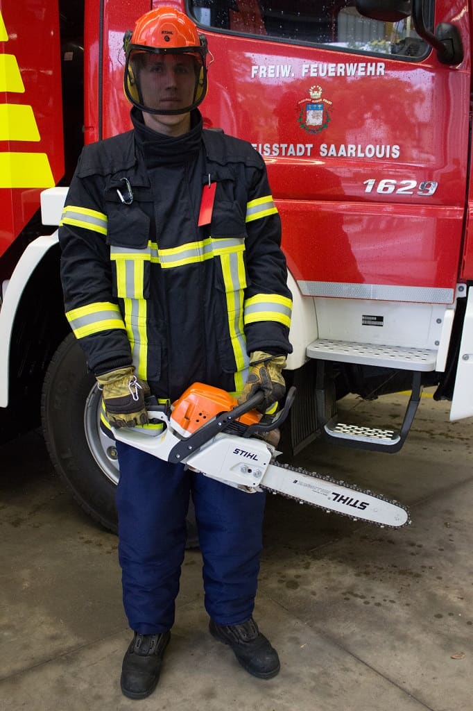 Schnittschutzausrüstung: Schnittschutzhose, Helm mit Augen- und Gehörschutz