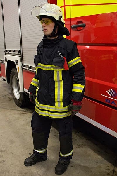Technische Hilfe: Nomex-Jacke und Baumwollhose, Helm mit Visier und zusätzlichem Augenschutz, Leder-Handschuhe