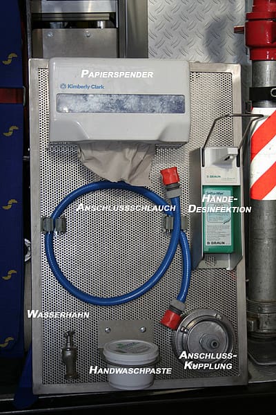 Hygienebrett mit Wasseranschluss, Handwaschpaste, Reinigungstücher und Händedesinfektion
